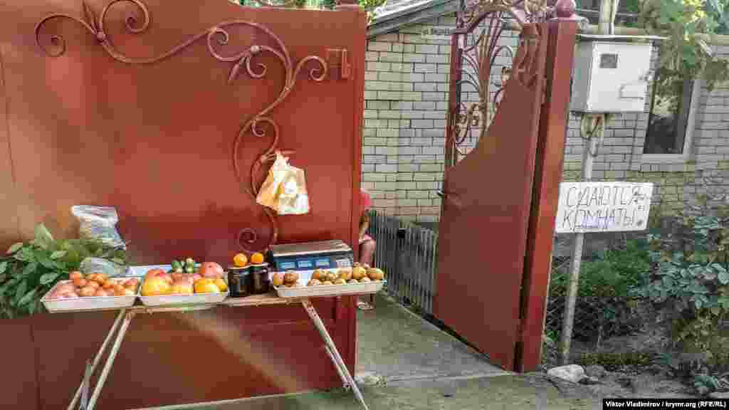 И овощи с крымских грядок 