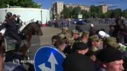 Москва: тысячи мусульман пришли на молитву по случаю Ораза-байрам (видео) Москва: тысячи мусульман пришли на молитву по случаю Ораза-байрам (видео)