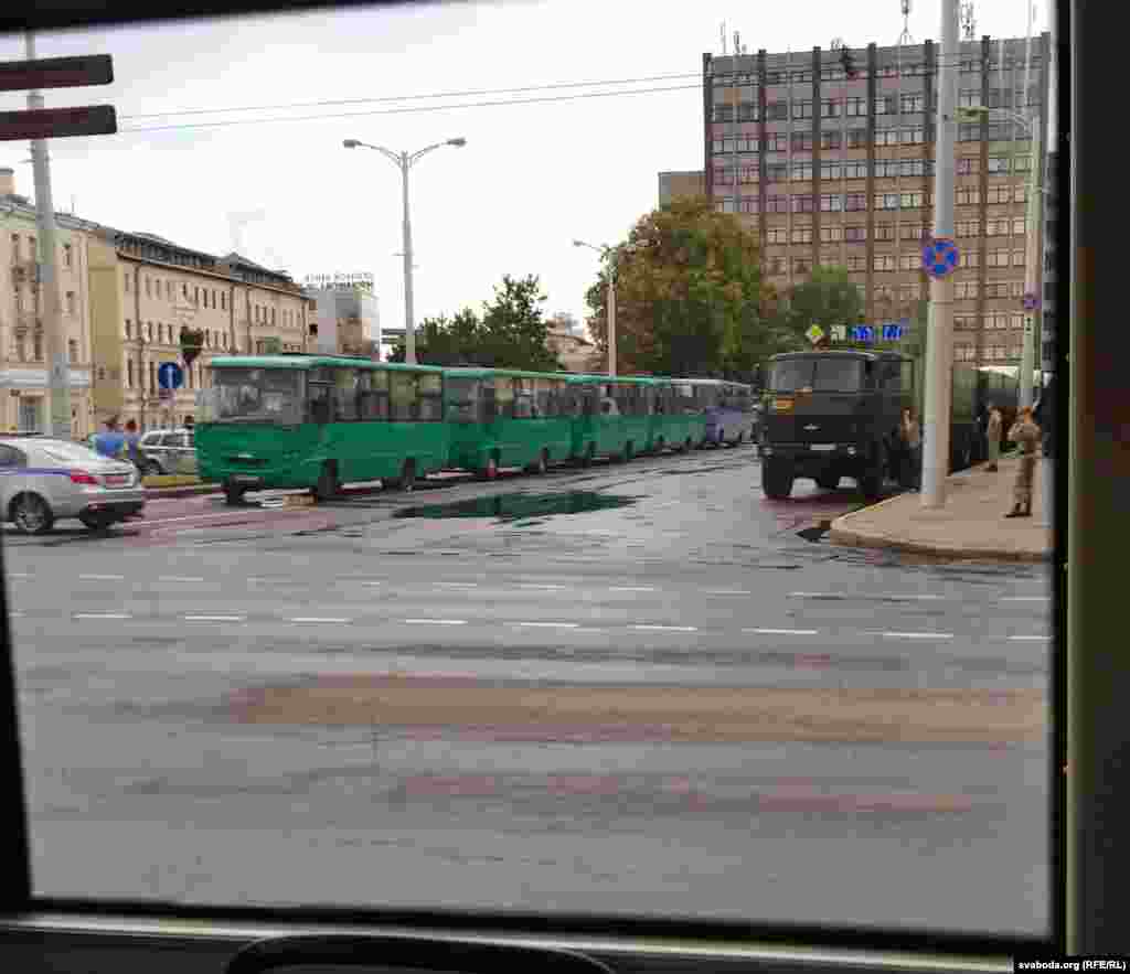 После полудня военная техника встала и на площади Мясникова в центре Минска. Люди жалуются на медленную работу интернета и проблемы с доступом к мессенджерам, VPN, TOR, Телеграм и Гугл 