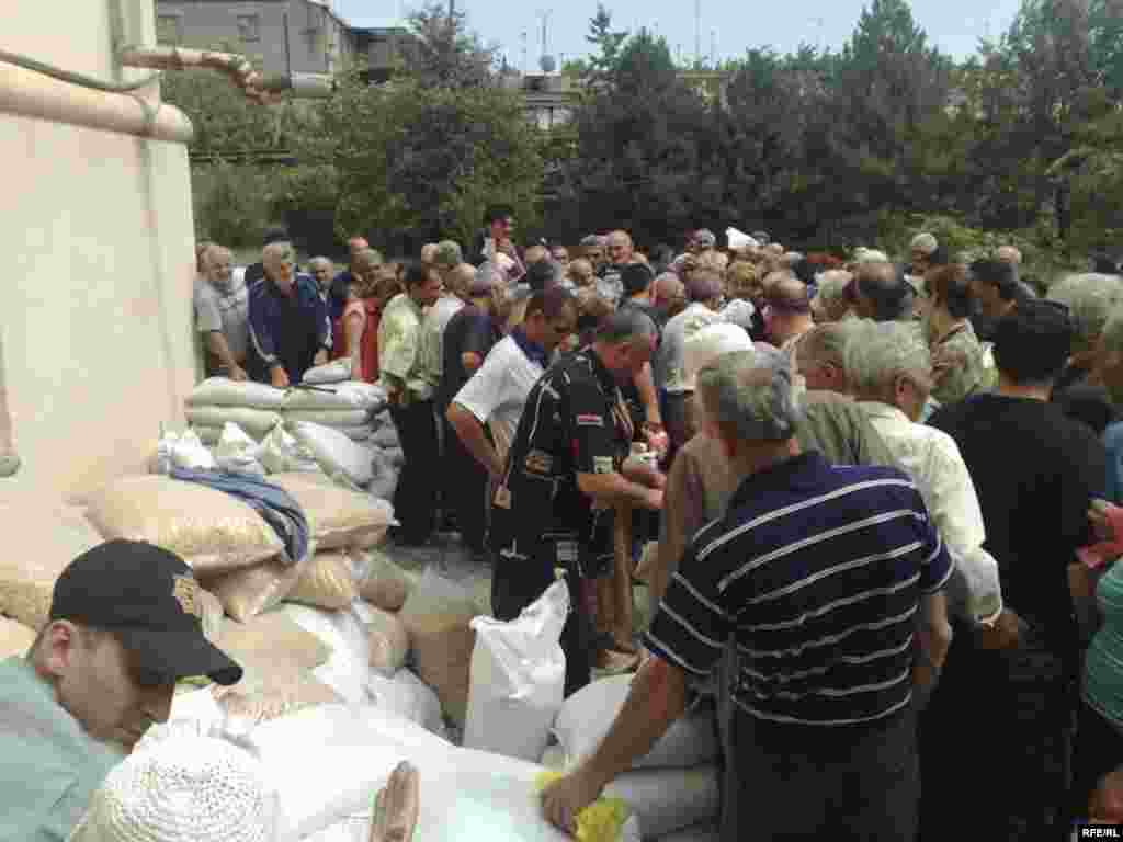 Раздача гуманитарной помощи в Гори, 12 августа 2008 года  