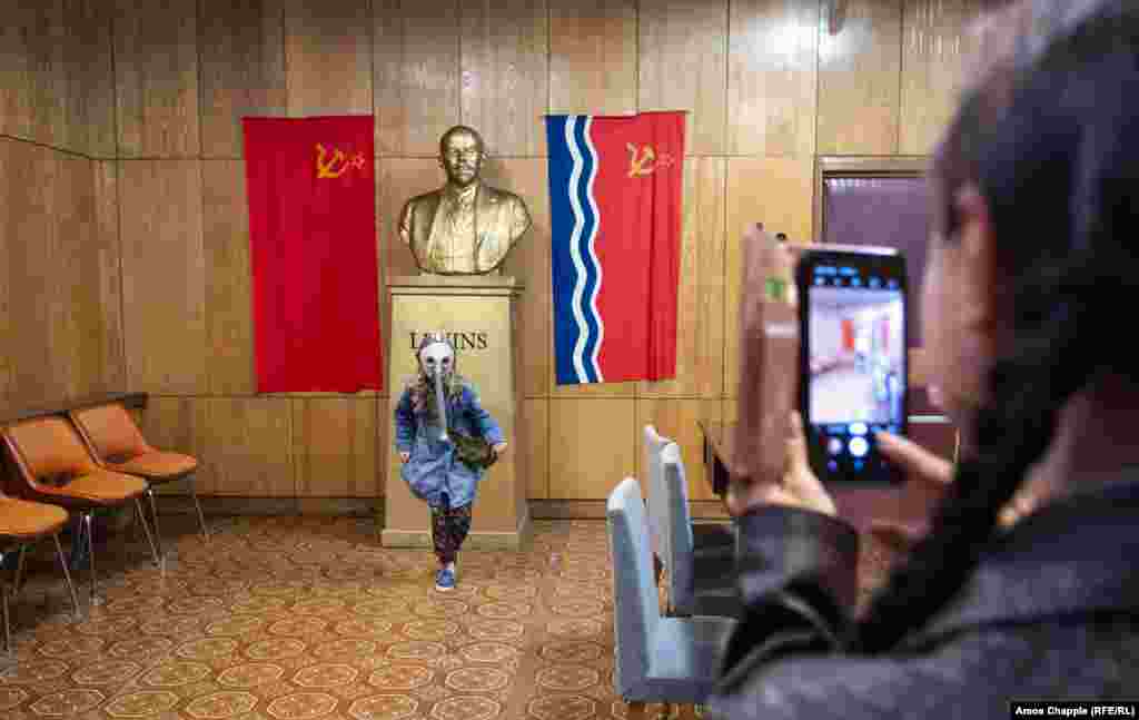 Туристы фотографируются перед бюстом Ленина (партийная кличка коммунистического вождя написана по-латышски: Lenins). Сегодня в бомбоубежище может побывать любой желающий, хотя фотографировать в некоторых помещениях до сих пор запрещено. 