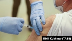 Вакцинация пациента препаратом "Гам-КОВИД-Вак" (Спутник V) для профилактики коронавирусной инфекции COVID-19 в Государственном концертном зале имени Арнольда Каца Новосибирской филармонии