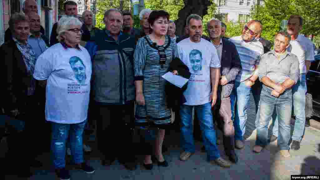 Активисты пришли в футболках с фотографиями фигуранта дела Мустафы Дегерменджи и подписью #kremlin_hostages – «заложники Кремля»