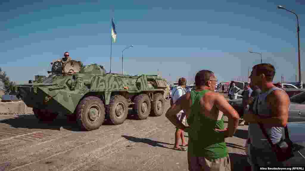 На админгранице стоит украинский БТР с военными