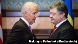 Джо Байден и Петр Порошенко во время встречи в Киеве 21 ноября 2014 года