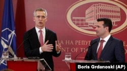 Генсек НАТО с премьером Македонии Зораном Заевым