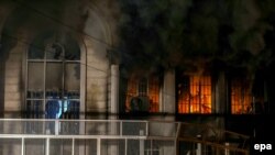 Демонстранты подожгли посольство Саудовской Аравии в Иране (Тегеран, 2 января 2016 года)