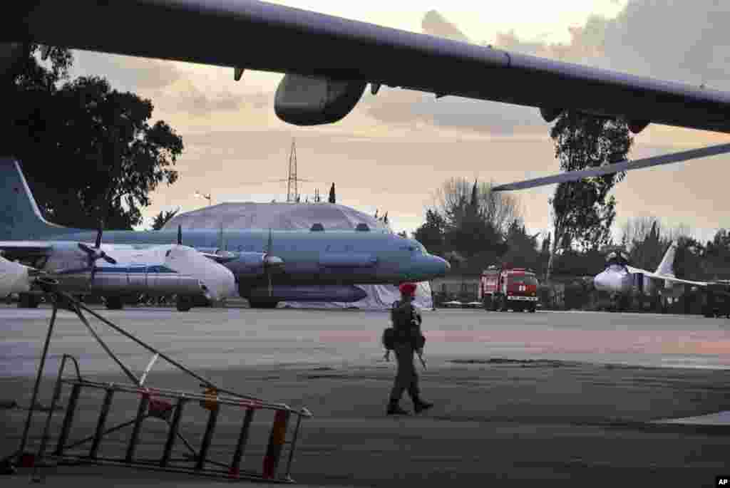 Российская военная полиция патрулирует авиабазу Хмеймим, март 2016 года. Спутниковые снимки за 14 декабря 2024 года показали на авиабазе Хмеймим два самолета Ан-124 "Руслан", в которые производится погрузка самой ценной российской техники, например комплексов ПВО С-300/400. "Вывод войск идет полным ходом", – написал военный аналитик, научный сотрудник программы "Россия и Евразия" Фонда Карнеги за международный мир Майкл Кофман.  