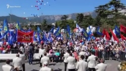 Первомай в Крыму: гигантский флаг России и советские лозунги на набережной Ялты (видео) Первомай в Крыму: гигантский флаг России и советские лозунги на набережной Ялты (видео)
