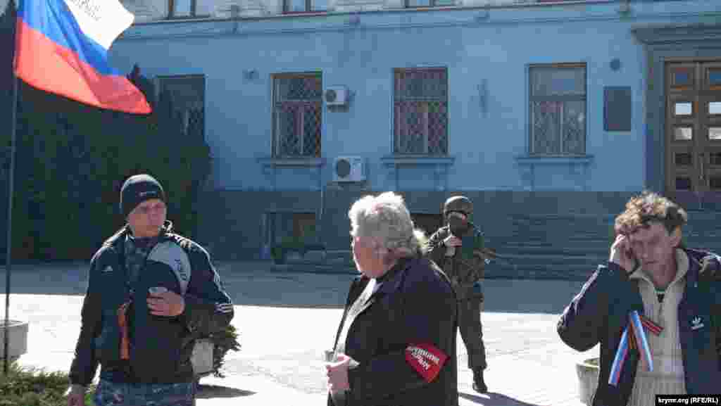 Записували всіх підряд, навіть не дуже адекватних на вигляд людей. Для багатьох це була можливість заробити, для інших – самоствердитися, отримавши владу і зброю. Але багато хто йшов з ідейних міркувань – члени проросійських козацьких та патріотичних організацій, реконструктори, романтично налаштована молодь. Дійсно ідейних керівництво «ополчення» за півроку позбулося в першу чергу, звільнивши половину складу.  