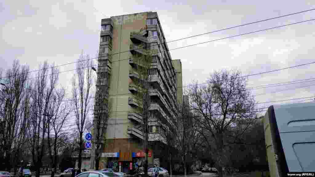Местные жители назвали этот дом «корабль» – за внешнее сходство с белым круизным лайнером. Во времена СССР в доме был самый большой гастроном района – «Московский»  