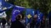 Priština okićena zastavama Evropske unije i Kosova, april 2016.