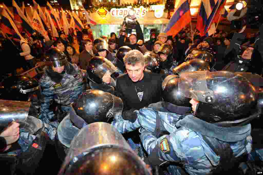 В окружении полиции во время протестов против подделки результатов выборов в 2011 году – самых массовых протестов в России в последние годы.  
