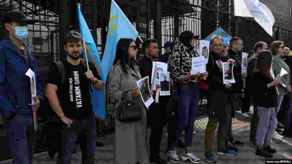 Нагадаємо, в селі Первомайське Сімферопольського району Криму 4 вересня відбувся обшук у кримськотатарського активіста Нарімана Джеляла, після чого його відвезли на синьому мікроавтобусі Volkswagen. Пізніше Рефат Чубаров написав у фейсбуці, що Наріман Джелял перебуває в будівлі ФСБ Росії у Криму і Севастополі    