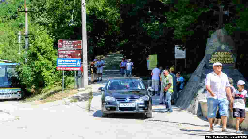Монастир розташований за три кілометри від Бахчисарая. Сюди можна дістатися пішки, на громадському транспорті, або власному автомобілі. В'їзд на територію монастиря безкоштовний