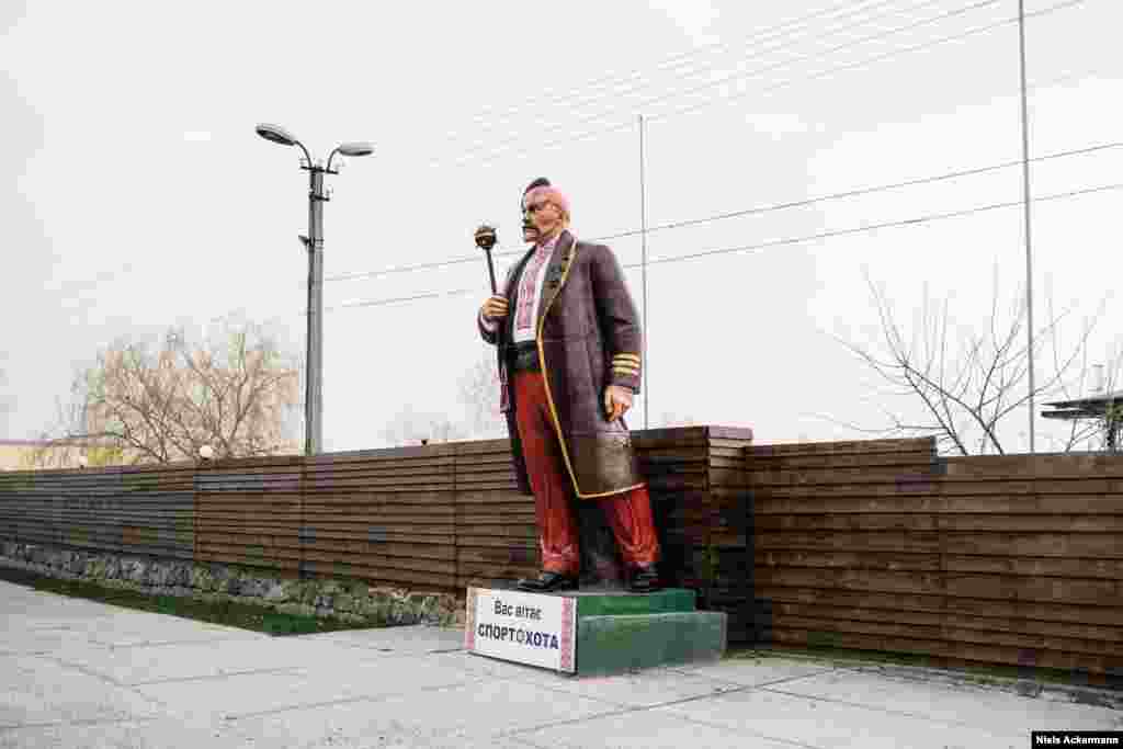 В Черкассах из Ленина сделали казака, и он теперь приветствует посетителей у входа в местный спортивный клуб. Казаки когда-то правили этими землями в центральной и восточной Украине. Их автономия и враждебность по отношению к Российской империи сделали их символами независимости для современных украинцев.   