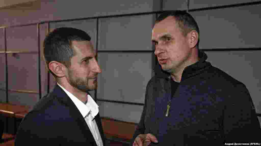 Координатор фестивалю «Кримський інжир» і член журі Алім Алієв розмовляє з кримським режисером Олегом Сенцовим