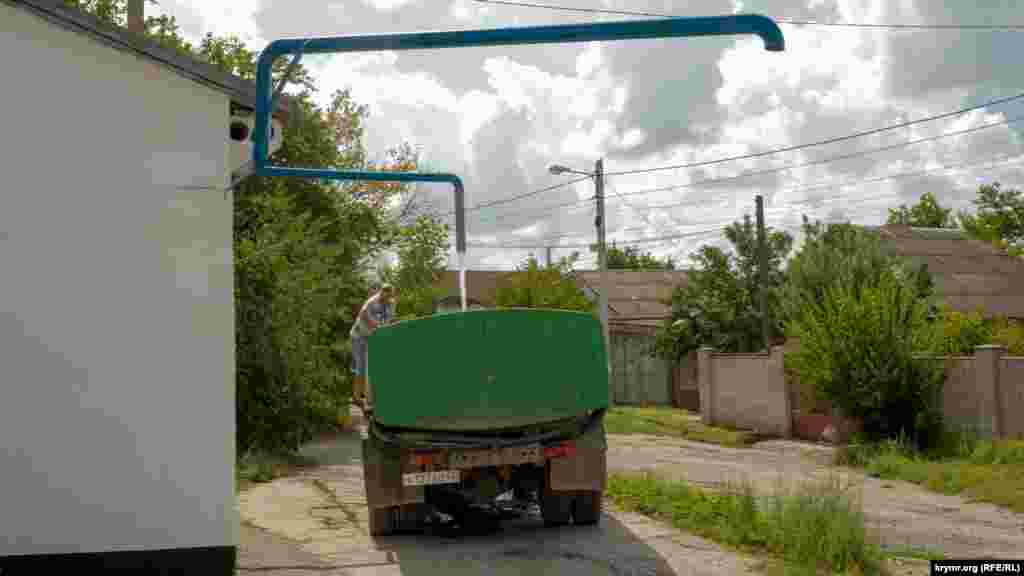 З 7 вересня в Сімферополі та 39 населених пунктах Сімферопольського і Бахчисарайського районів Криму запровадили третій етап обмежень централізованої подачі води населенню. На фото: заправка автівок на автороздатковій станції «Петровські скелі», поруч із заповідником «Неаполь Скіфський», 8 вересня 2020 року