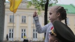 Государственный флаг во Львове подняла юная жительница Луганска (видео) Государственный флаг во Львове подняла юная жительница Луганска (видео)