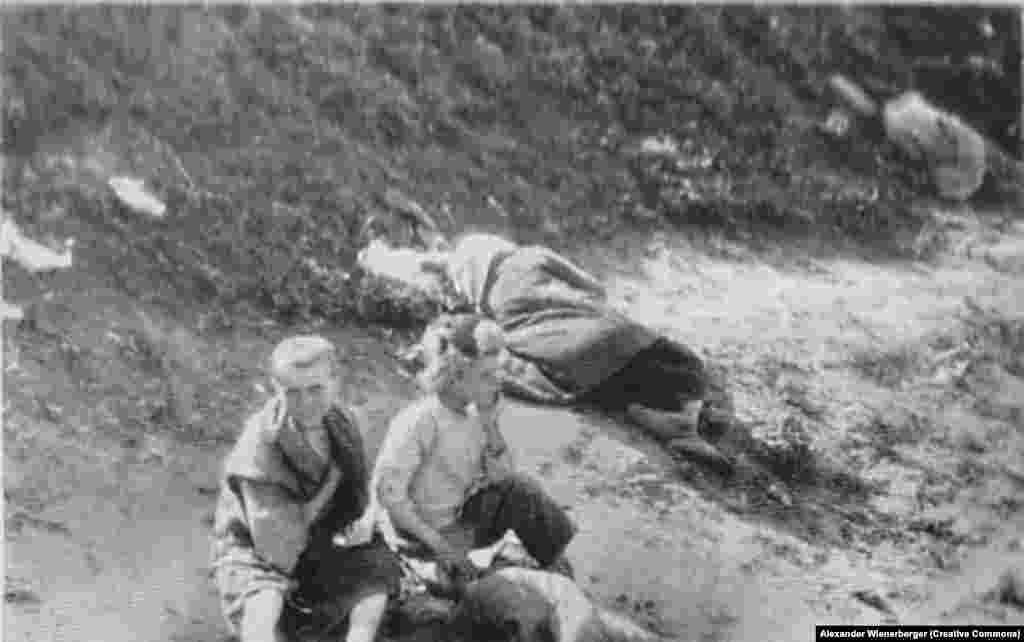Hungry and neglected children -- the so-called "Besprisornyje" ("the waifs")