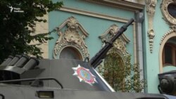 Порошенко приехал на прощание с полковником разведки Шаповалом (видео) Порошенко приехал на прощание с полковником разведки Шаповалом (видео)