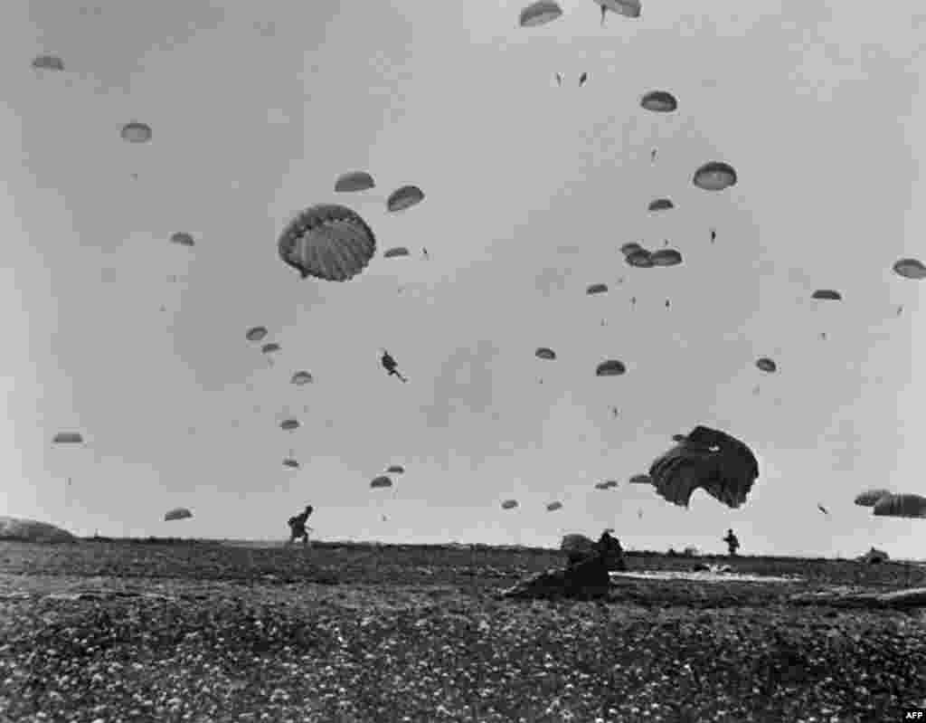На этом фото, сделанном 6 июня 1944, десантники союзных войск высадились на побережье Ла-Манша после того, как союзные войска штурмовали пляжи Нормандии во время Дня «Д»