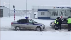В Крыму водители стоят в снежных заторах (видео) В Крыму водители стоят в снежных заторах (видео)