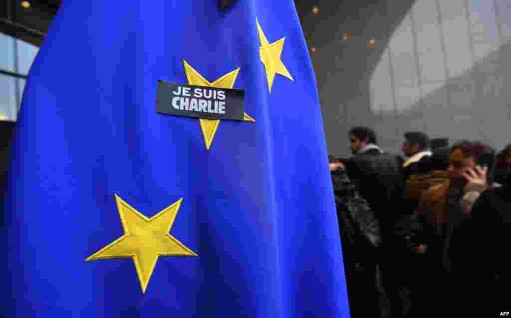 Здание Европейского парламента в Брюсселе - стикер "Je suis Charlie" на флаге Евросоюза 