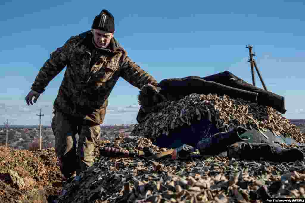 Украинский военный на позициях у Зайцево. 
