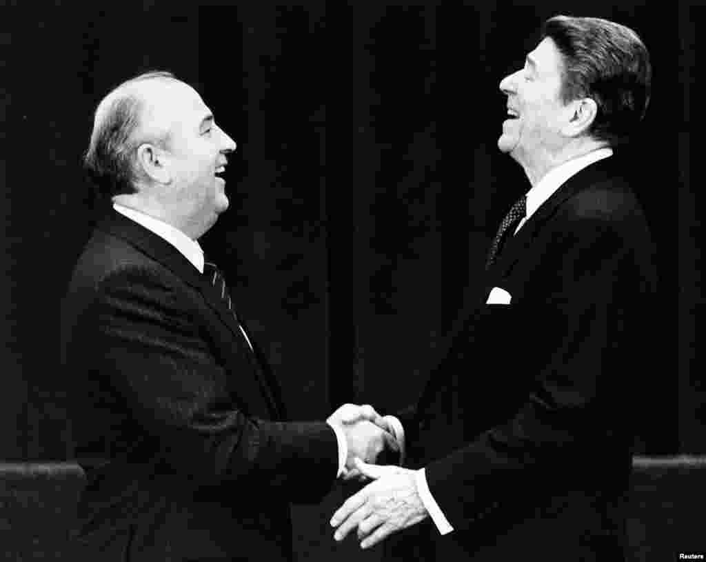 Март 1985 года. Михаил Горбачев избран новым генеральным секретарем ЦК КПСС. Новый лидер обещает проводить более открытую и дружелюбную внешнюю политику и начать серьезные перемены внутри страны. Подобные заявления советские вожди делали и раньше, но на сей раз это серьезно. На снимке: Михаил Горбачев и президент США Рональд Рейган приветствуют друг друга во время одной из их первых личных встреч.    