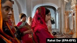 سیکې نجونه عبادت کوي. د ارشیف انځور