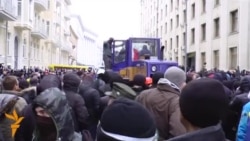 Protesters, Tractor Take On Police In Kyiv Protesters, Tractor Take On Police In Kyiv