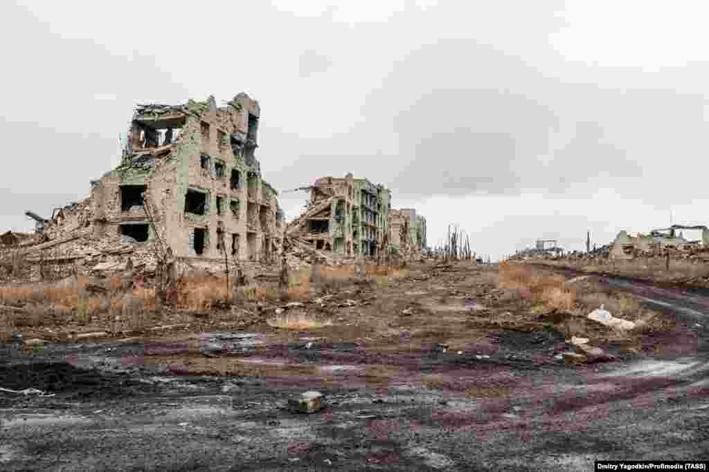 Руины зданий в Марьинке, снимок от 4 декабря. Украинский фотограф Алена Гром несколько раз ездила в Марьинку, начиная с 2017 года, когда там продолжались неинтенсивные обстрелы. "Город был небольшим, поэтому все знали друг друга, но местные жители выходили на улицу только днем", – сказала Гром в интервью Радио Свобода