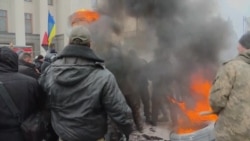 Столкновения между активистами и полицией под Верховной Радой (видео) Столкновения между активистами и полицией под Верховной Радой (видео)