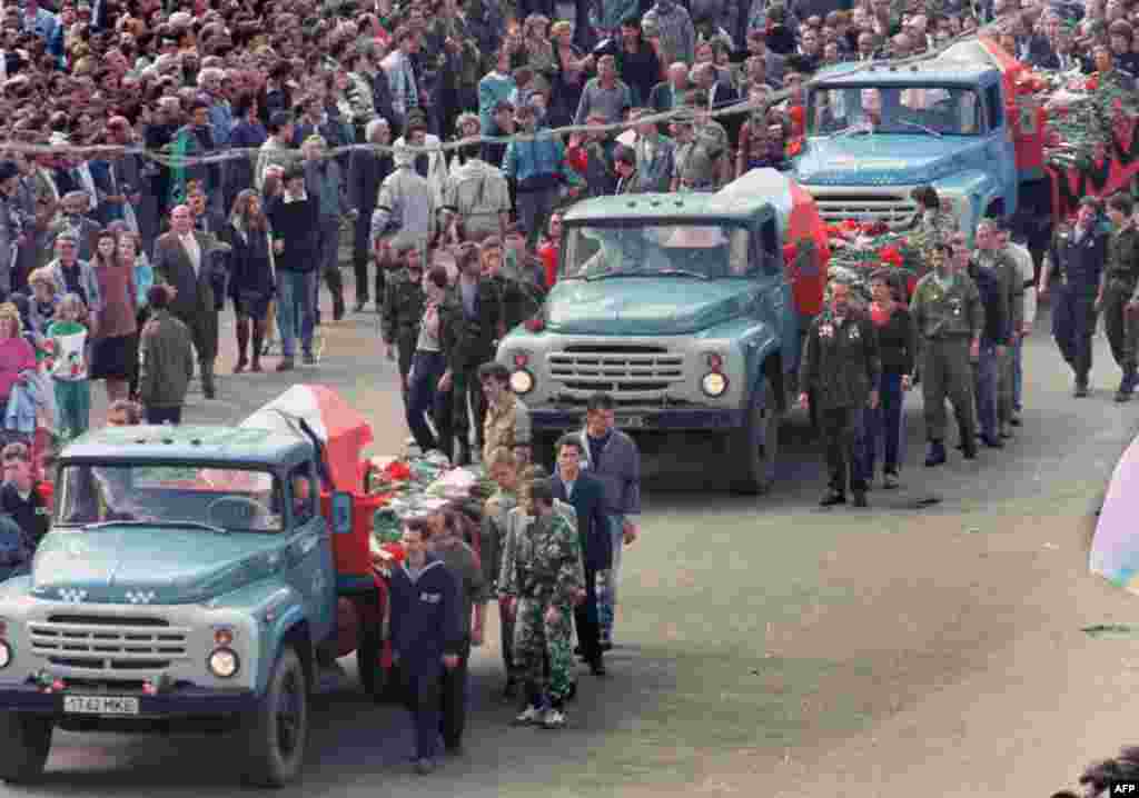 Похороны трех погибших при защите Белого дома. 24 августа 1991 года. 