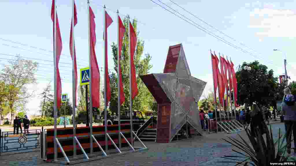  Главную трибуну, мимо которой пройдет военный парад, установили напротив гостиницы «Керчь». Трибуну украшает красная звезда – символ российской армии.