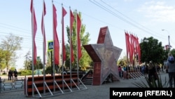 Трибуна, установленная в Керчи для военного парада, май 2017 года