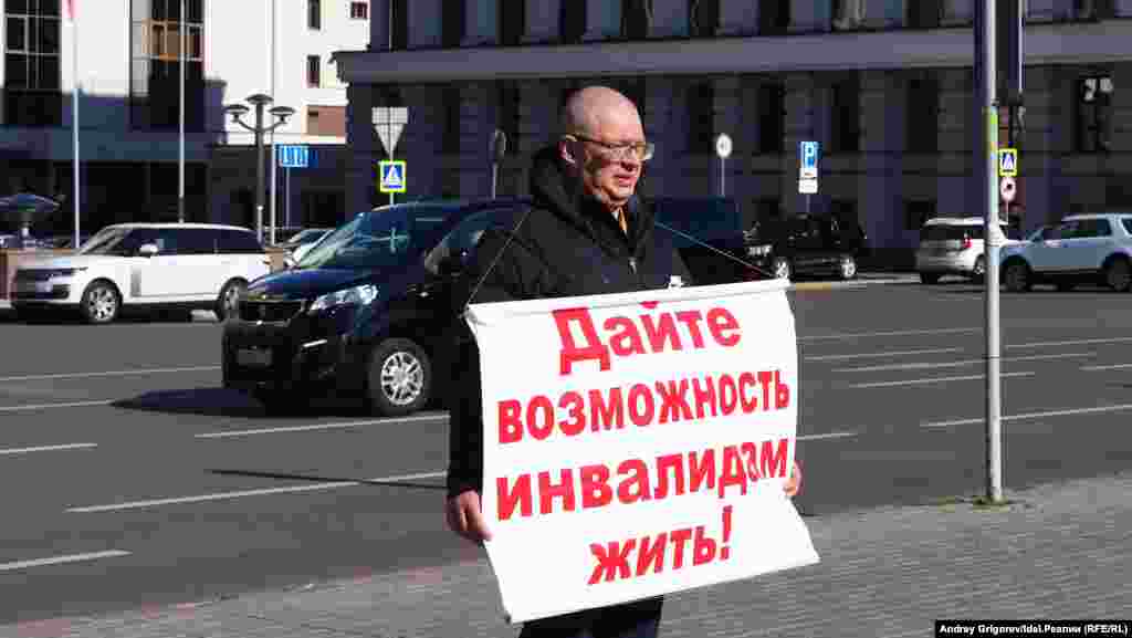 У Юрия утро и день не добрые, а совершенно обычные: высокопоставленные чиновники одинокого пикетчика вновь не заметили. 