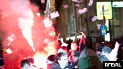Провокация прокремлевского движения "Россия Молодая" на акции оппозиции на Триумфальной площади в защиту прав граждан на свободу собраний