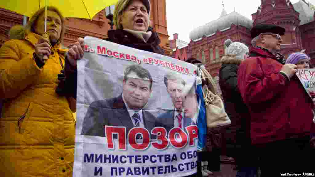 Активистам "Левого фронта" и объединений "Обманутых дольщиков" не удалось прорваться на Красную площадь, где планировалась несанкционированная акция "Народ против незаконных выборов!". 