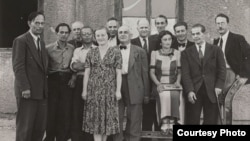 Лагерь Ди-Пи Шляйсхайм. Встреча писателей двух эмиграций, 1949. Слева направо: Борис Филиппов, Иван Елагин, Сергей Шубович, Евстихий Коваленко, Ирина Бушман, Геннадий Панин, Николай Рыбинский, Роман Гуль, Андрей Касим (Альтаментов), Ольга Анстей, Николай