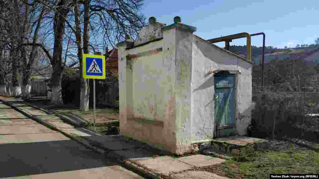 В современных справочниках усадьбу в Каштановом именуют то усадьбой Бороздиных, то усадьбой Бороздиных-Давыдовых, забывая ее настоящее имя – Саблы – от названия одноименной речки, правого притока Альмы. Село было переименовано в Каштановое в 1958 году. На фото: «сарайчик» с ядрами напротив главного здания усадьбы