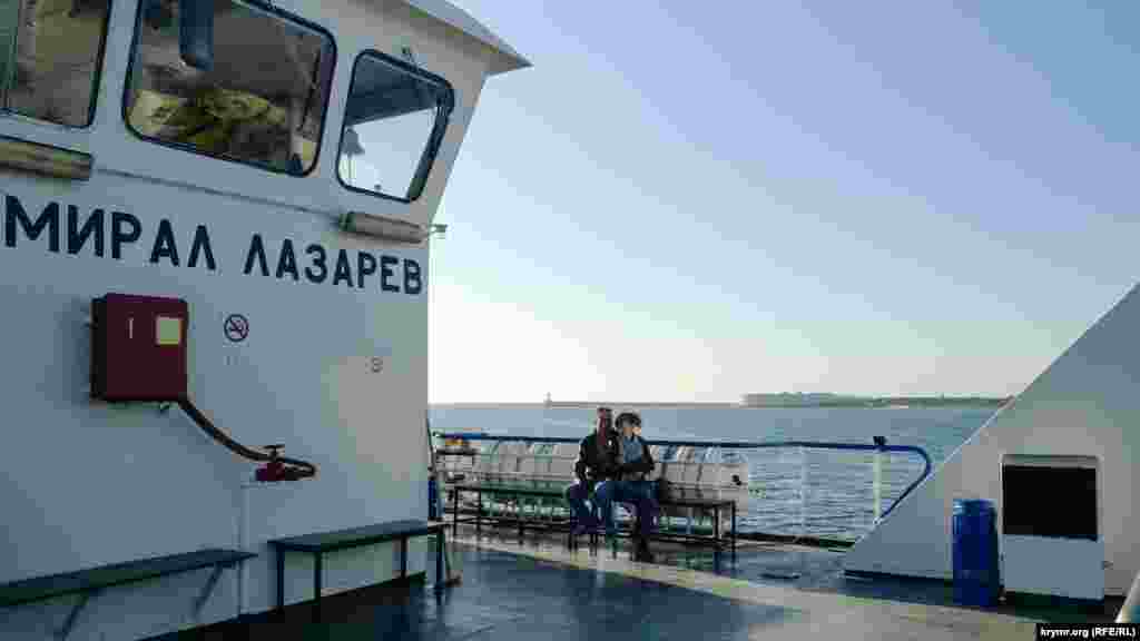 Паром «Адмирал Лазарев» курсирует по маршруту «Артбухта – Северная», переправляя людей и автомобили