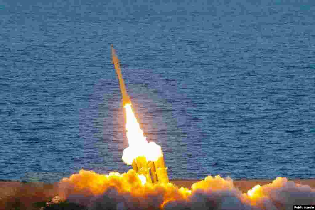 Запуск ракеты Fath-360 во время военных учений на юге Ирана в ноябре 2022 года. Баллистическую ракету малой дальности впервые представили на военном параде в Тегеране в апреле 2022 года. Fath («Фатх») с персидской означает «завоевание». Каждая ракета протяженностью 5,2 метра может нести боеголовку весом 150 килограммов. Это примерно втрое больше боевой части беспилотных летательных аппаратов Shahed иранской разработки, которые Россия впервые применила против Украины в 2022 году.