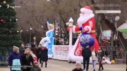 Песни, конкурсы и Фунтик: в Феодосии «зажгли» главную елку города (видео) Песни, конкурсы и Фунтик: в Феодосии «зажгли» главную елку города (видео)