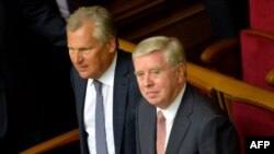 EU envoys Aleksander Kwasniewski (left) and Pat Cox are in Kyiv for another round of talks on the fate of jailed former Prime Minister Yulia Tymoshenko. (file photo)