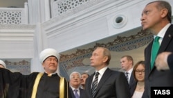 Путин и Эрдоган (справа), всего лишь 2 месяца назад союз казался незыблемым. 23 сентября 2015 года в Московской Соборной мечети