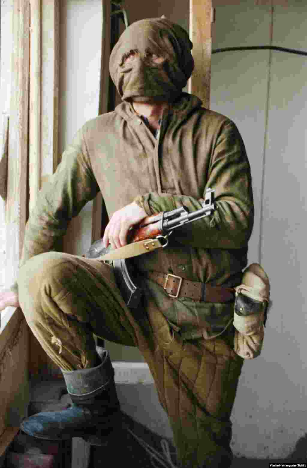 Боец-осетин в маске. Похищение людей также стало обычным явлением в регионе во время боевых действий  