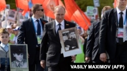Владимир Путин во время акции «Бессмертный полк». Москва, 9 мая 2015 года