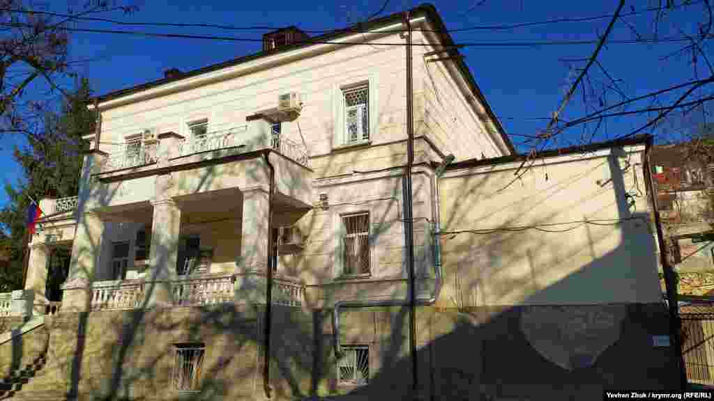 Под номером 2 на улице Герасима Рубцова – бывшее здание балаклавской городской управы, формирующее облик площади. Построено в 1890 году на средства генерал-майора Александра Николаевича Витмера, военного историка, преподавателя академии генерального штаба, мецената. Уезжая на жительство в Ялту, Витмер подарил свой дом городу.  На первом этаже здания с 1896 года располагалась городская библиотека, на втором – городская управа. При советской власти здание использовалось в административных целях, при Украине в нем размещался районный суд, сейчас также суд, но уже российский